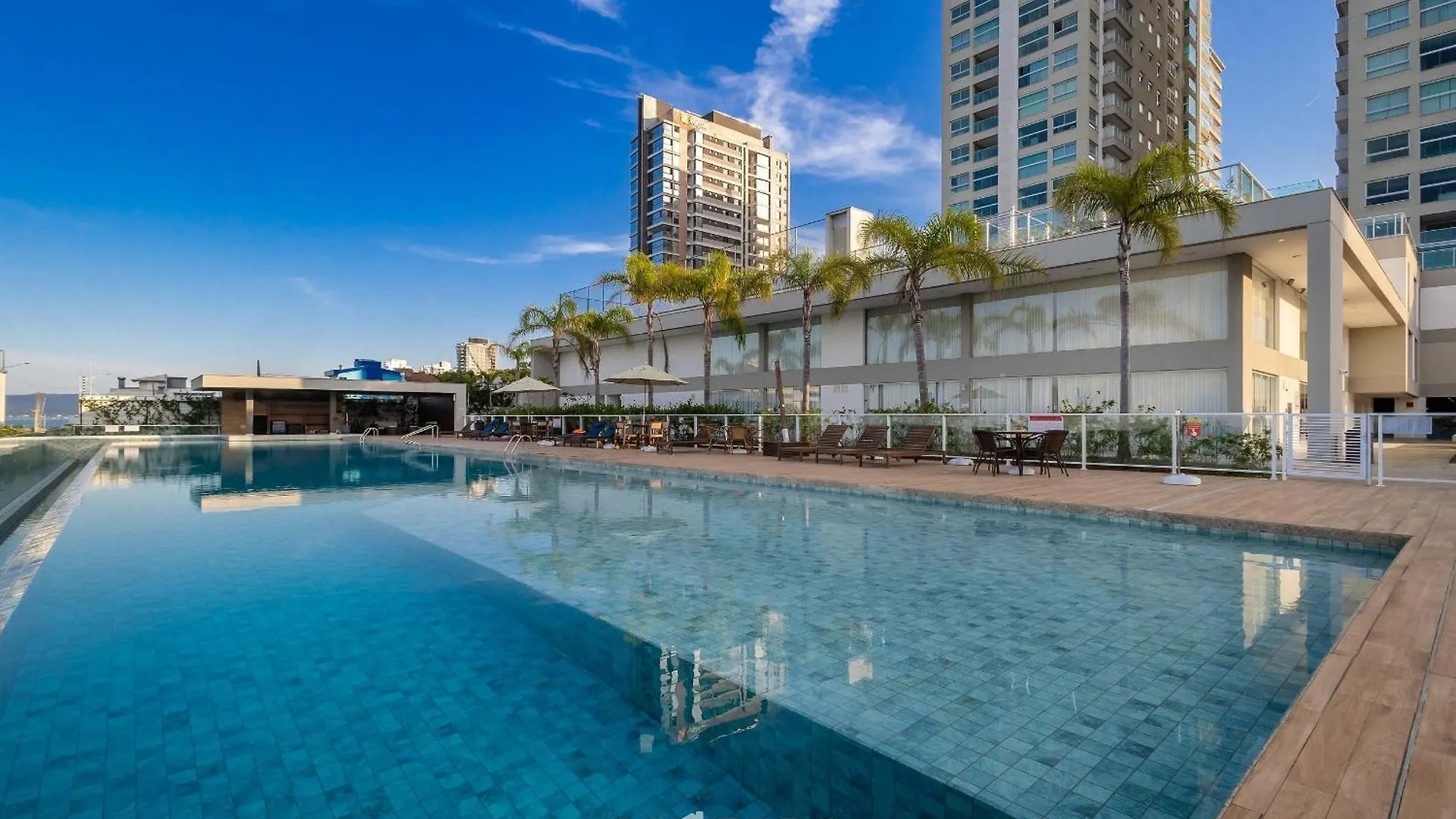 Shc - Condominio C/ Piscina A 50M Da Praia Em Piçarras 0*,  Brazília